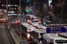 경찰 한남동 대통령 관저 주변에 기동대 45개 부대 2700명 배치