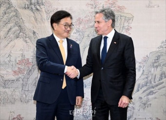 악수하는 우원식 국회의장과 토니블링컨 미 국무장관