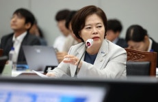 잠자는 백골공주 김민전 징계안 제출…정춘생 몰랐다면 뇌 없어