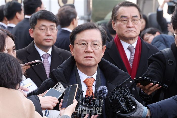 윤석열 전 대통령, 내란 혐의 첫 재판 출석...구속 취소 심문에 집중