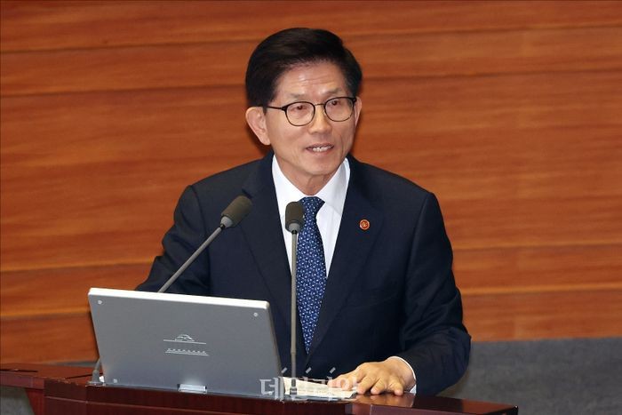 국민의힘 대선 후보들, 논란 속 토론회…한덕수 대통령 권한대행 차출론 논의