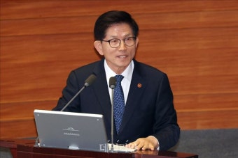 대정부질문 답변하는 김문수 고용노동부 장관