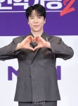 에녹, 팬들 향한 손인사