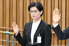 증인 선서하는 조주연 홈플러스 공동대표