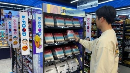‘K푸드·K팝’ 성지로 변신한 편의점, 외국인 공략 판 키운다