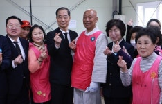 한덕수 대행, 구암사 무료급식소 나마스테 찾아 자원봉사자 격려