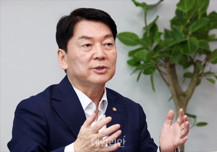 안철수, 경쟁자들에게 탄핵 사과와 개헌 약속해달라提议