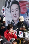 헌재, 윤석열 파면 선고...슬퍼하는 지지자들