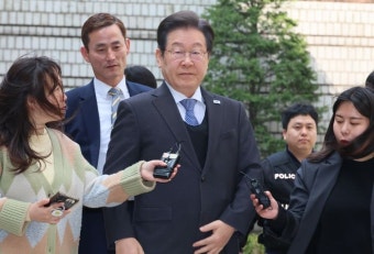이재명, '대장동 사건' 공판 출석…재판 관련 질문에 '묵묵부답'