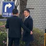 [포토] LG家 맏사위 윤관 블루런벤처스 대표, 주식 부정거래 재판 출석