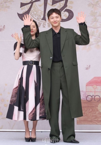 육성재 '김지연 가리기 성공'