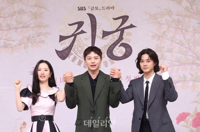 배우 육성재, SBS 귀궁에서 1인 2역 소화로 호평 받아 한계 극복
