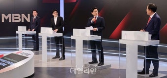 토론 시작 전 대화하는 안철수•한동훈•김문수•홍준표