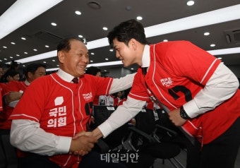 인사하는 황우여 공동위원장과 김용태 비대위 내정자