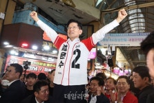 김문수 국민의힘 대선 후보 남구신정시장에서 손 번쩍 들어