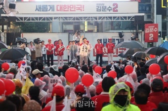 김문수 후보, 손학규 등 다수 지지에 뜨거운 논란