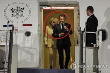 '마크롱 프랑스 대통령, 아내에게 맞고 산다?'...인도네시아선 다정한 부부