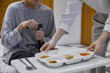 복지센터 노인 낙상 사고 낸 50대 요양보호사…항소심서 감형