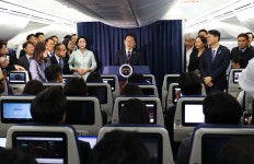 李대통령, 캐나다 도착…공군 1호기서 깜짝 기자간담회