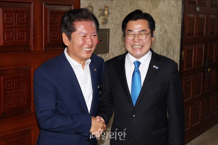 더불어민주당 차기 당대표 선거, 정청래 vs 박찬대: 찐명 경쟁으로 접어든다