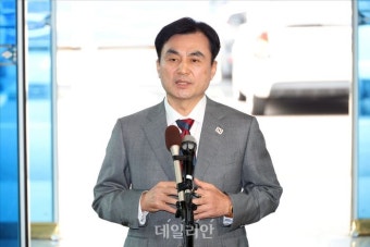 취재진에 답변하는 안규백 국방부 장관 후보자
