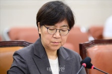 자료 살펴보는 정은경 보건복지부 장관 후보자