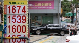 주유소 기름값 소폭 하락 전환…