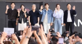 부산에서 팬들과 만난 어쩔수가없다 제작진