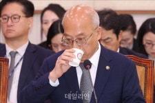 물 마시는 조원철 법제처장 [2025 국정감사]