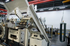 몸보다 큰 항공기 타이어를 여성 혼자 뚝딱…미쉐린의 제조 혁신 [르포]