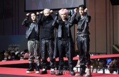 에이엠피의 포즈