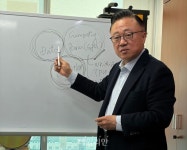 갤럭시 신화 고동진 AI 시대, 반도체를 정치 논리로? 민주당 참 한심 [인터뷰]