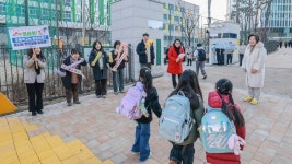 과천시, 새 학년 맞이 초등생 등굣길 응원·안전 캠페인 전개