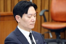 생각에 잠긴 박상용 검사