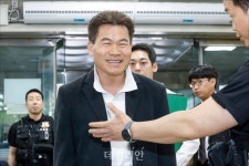 법정 출석하며 환하게 웃는 전한길
