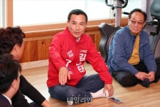 김진태 국민의힘 강원도지사 후보, 수산리어촌마을회관 방문