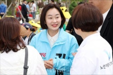 [6·3 픽] 시민들과 대화하는 김재연 진보당 경기 평택을 후보