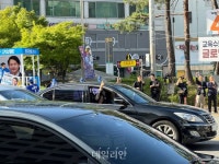 [지선 현장] 김부겸, 출근길 따봉 인사…반월당사거리서 아침 표심 공략