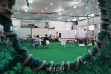 [6·3 픽]야구부 실내연습장에 마련된 투표소