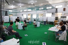 [6·3 픽] 야구부 실내연습장에 설치된 투표소