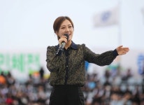 “딸이 보냈다” 카톡 조작한 장윤정 모친, 절연한 딸 내세워 또 사기 의혹