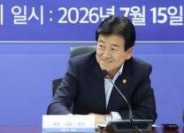 20년 전 성공 방정식에 갇혔나…취임 1년 만에 흔들리는 정동영의 대북 노선