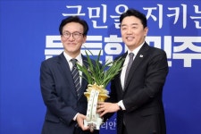 취임 축하 난 전달 받는 김민석 더불어민주당 신임 대표
