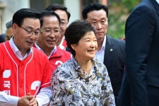 정점식, 박근혜 예방서 국민의힘 연찬회 초청…