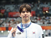 ‘0.16초 차’ 뒤처진 이주호, 배영 200m 은메달…김민섭은 남자 접영 200m 동메달