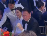 [영상] 최태원·김희영, 뉴욕서 나란히 포착…재산분할 판결 후 첫 동반행보