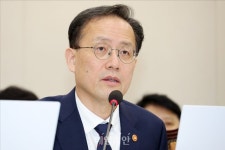 국정감사 답변하는 이형일 경제부총리 겸 재정경제부 장관
