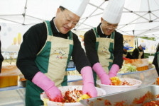 씨유평택삼성전자복지관점 | 삼성전기, "사랑의 김장 담그기"