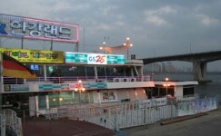 GS25, 한강에 편의점 띄운다