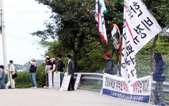 산비노조, 강릉직교 앞에서 국감차량 저지